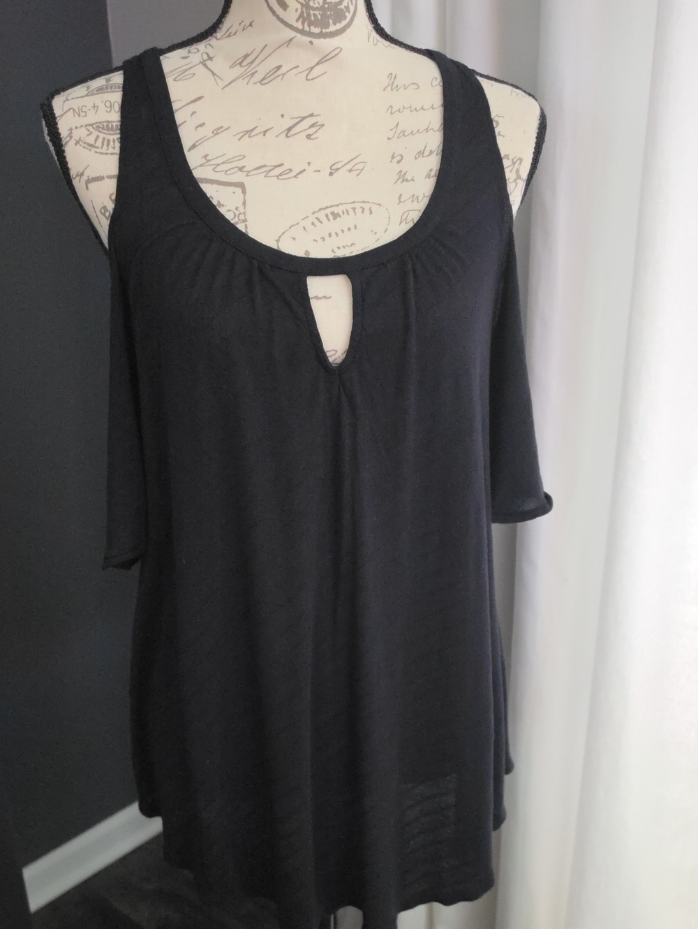 Wild Pearl Black Cold-Shoulder Scoop Neck Short Sleeve Top with Keyhole